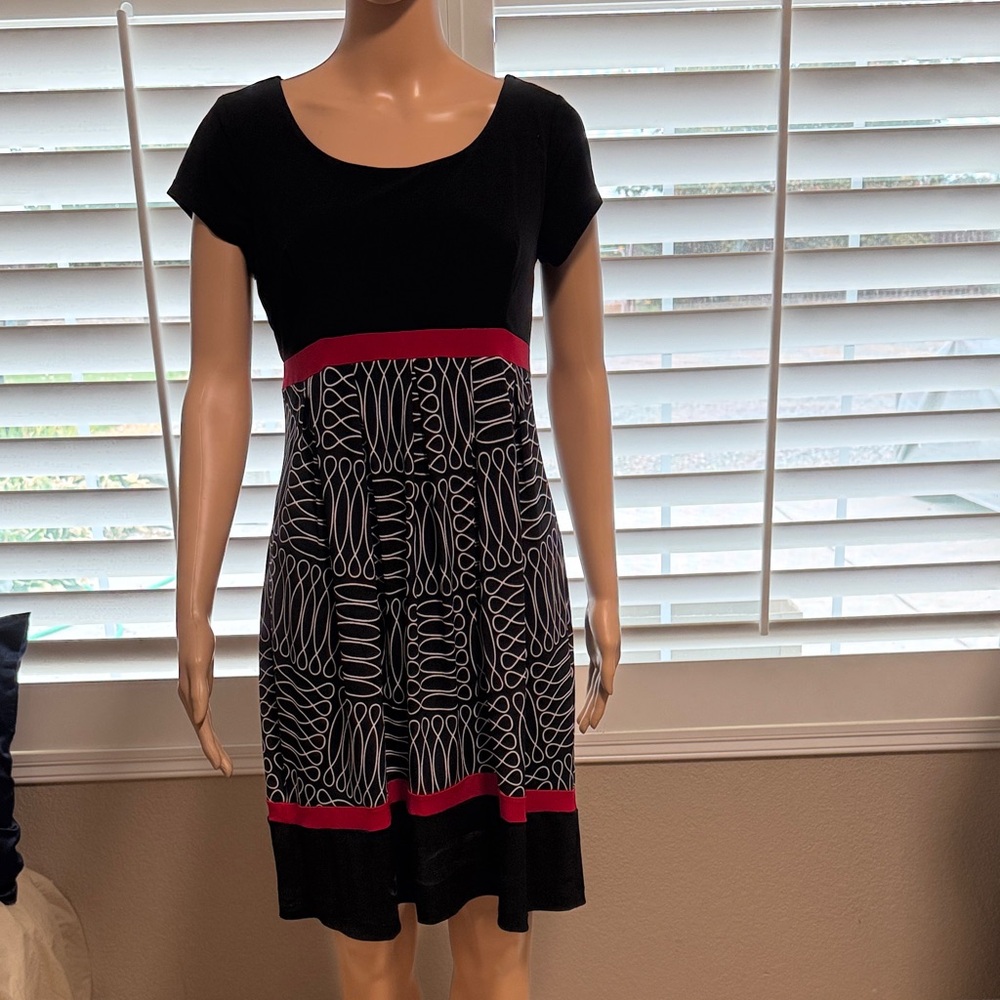 Elegant Black and Red Patterned Dress 10P